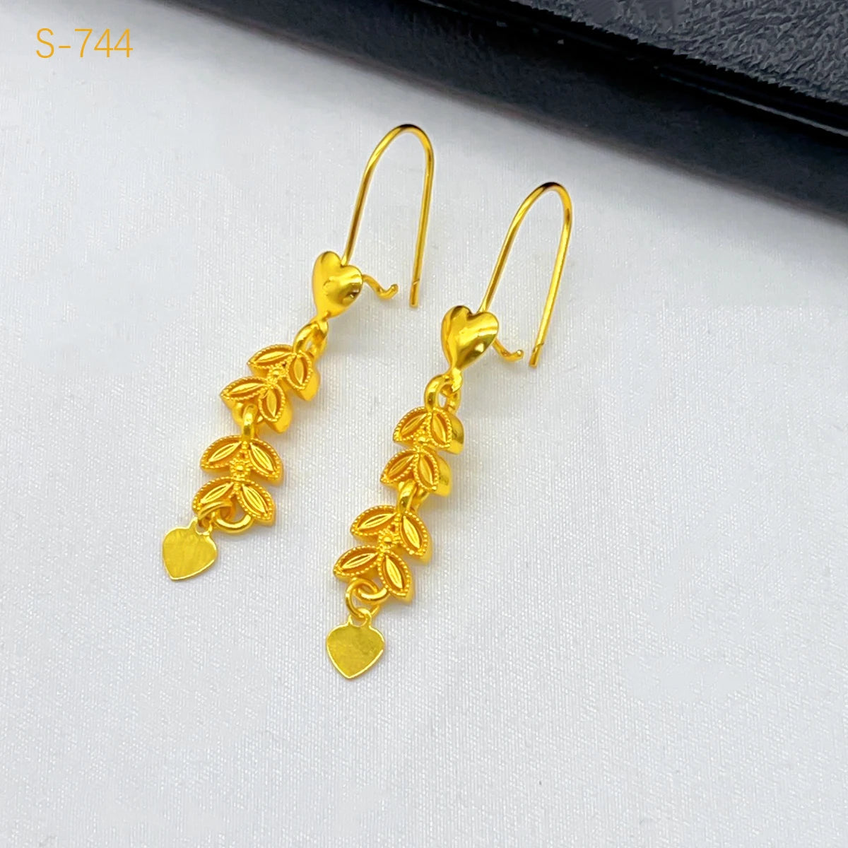 Ruby jewelry New 24-karat gold jewelry sets, perfect for weddings and party favors.